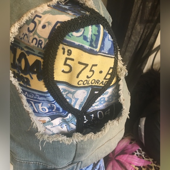 🚨 5/$20 Adorable light wash denim vest w/grommets - Picture 9 of 10